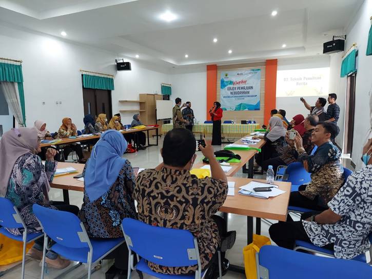 SOLOPOS.COM - Para guru SMPN di Sragen mengikuti Workshop Objek Pemajuan Kebudayaan, Mengemas Tradisi Lisan dalam Bentuk Tulisan Populer yang digelar di Tawangmangu, Karanganyar, Kamis (11/8/2022). (Istimewa) Baca artikel Solopos.com "Lestarikan Budaya, Disdikbud Sragen Dorong Guru Menulis Tradisi Lisan" selengkapnya di sini: https://www.solopos.com/lestarikan-budaya-disdikbud-sragen-dorong-guru-menulis-tradisi-lisan-1394552?utm_source=tags_desktop. Editor : Penulis: SholahuddinKaled Hasby Ashshidiqy Publish: Mau Mobil SUV Idaman hanya dengan Rp.328/hari? Langganan Espos Plus Sekarang Silakan berlangganan dan dapatkan berbagai konten menarik di Espos Plus. Solopos.com - Panduan Insformasi & Inspirasi